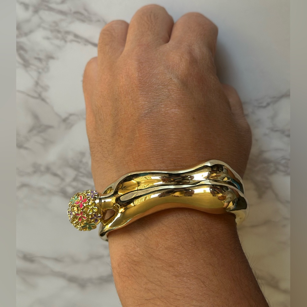 Elegant Gold Bracelet with Floral Accent.